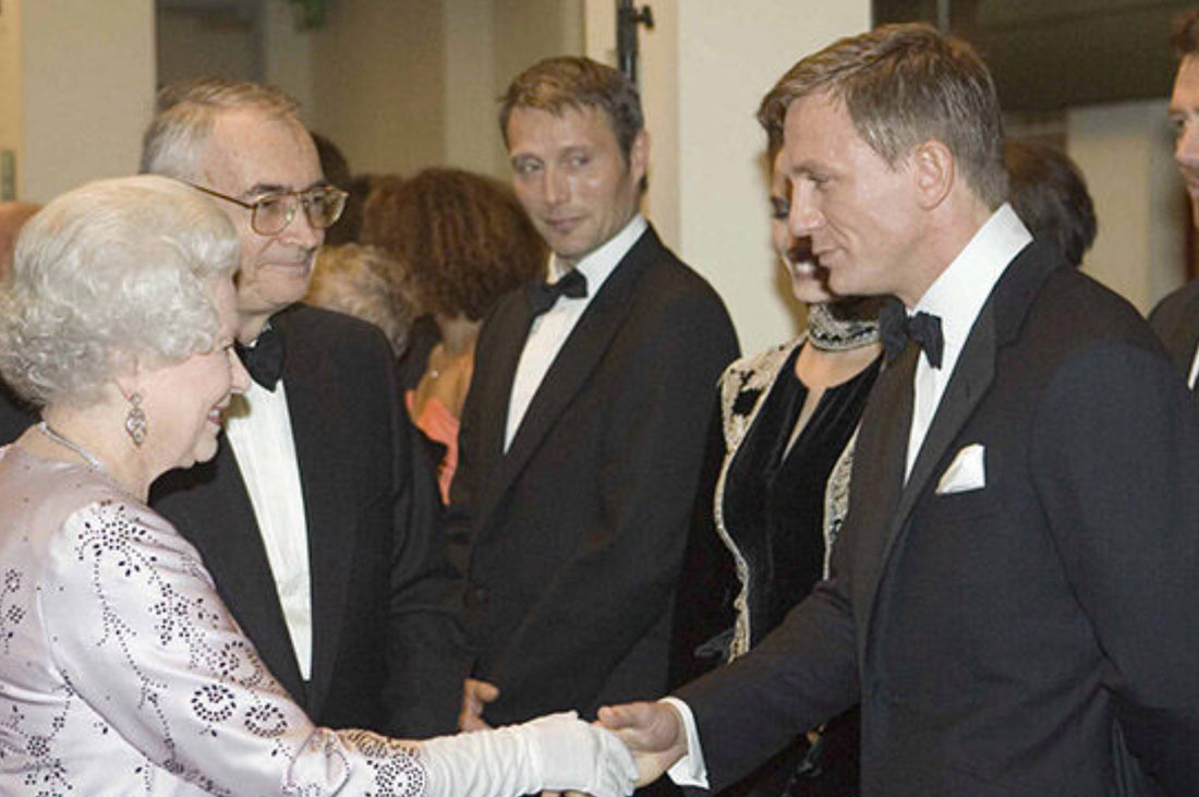 The actor Daniel Craig receives from Elizabeth II the same decoration as James Bond